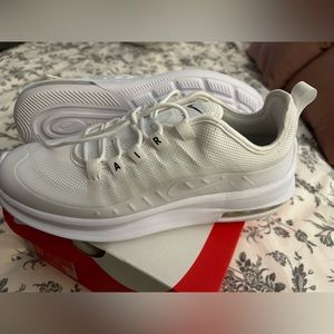 Womans Nike Air Max Axis
